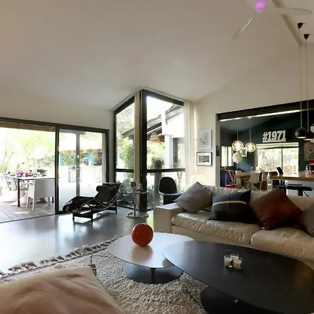 Superb Contemporary Near Montpellier 卡斯泰尔诺勒莱
